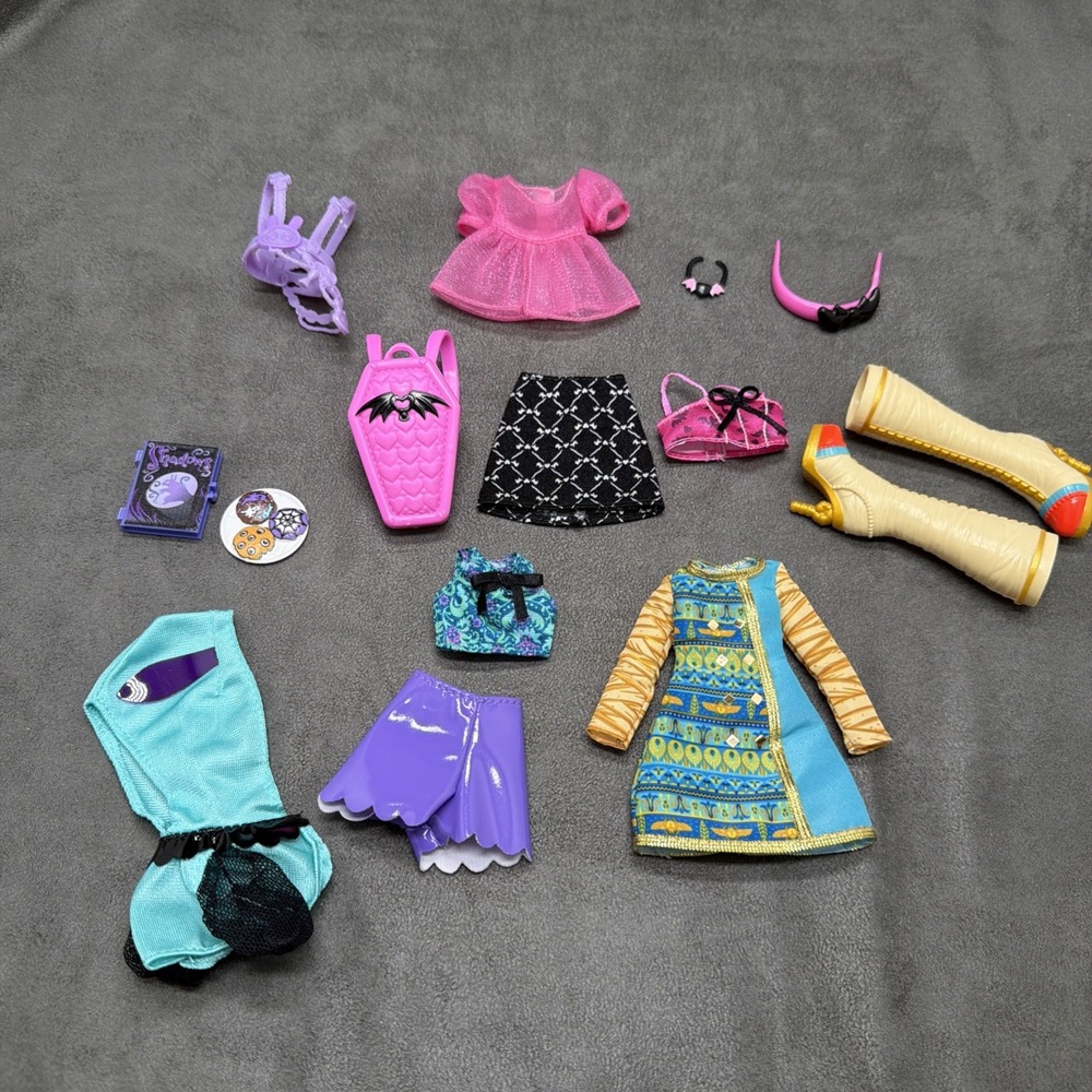 Monster High G3 Lot Of 14 Pieces for Draculaura Cleo & Twyla